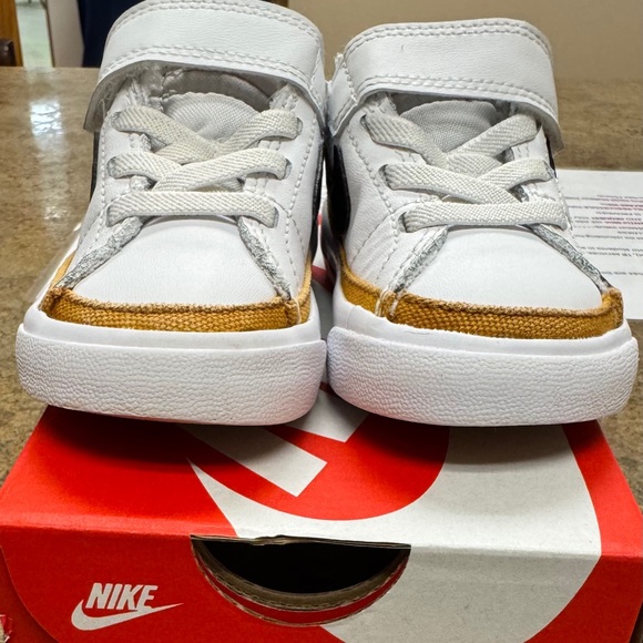 Nike - Picture 3 of 3